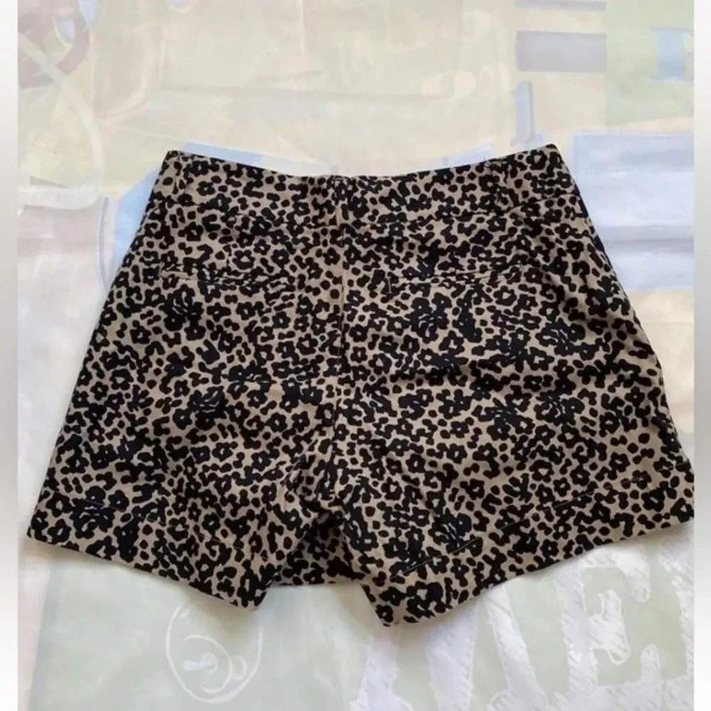 VTG Women’s Banana Republic Leopard Tan Stretch Black Print Ryan Fit Shorts